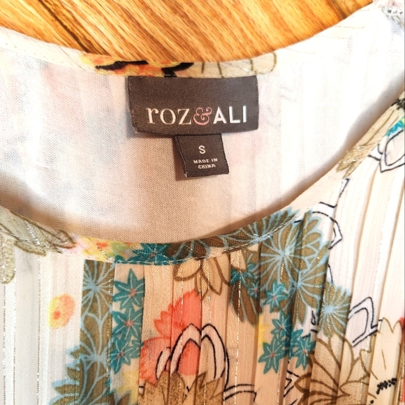 Roz & Ali small pleated flutter sleeve floral blouse - Picture 2 of 11